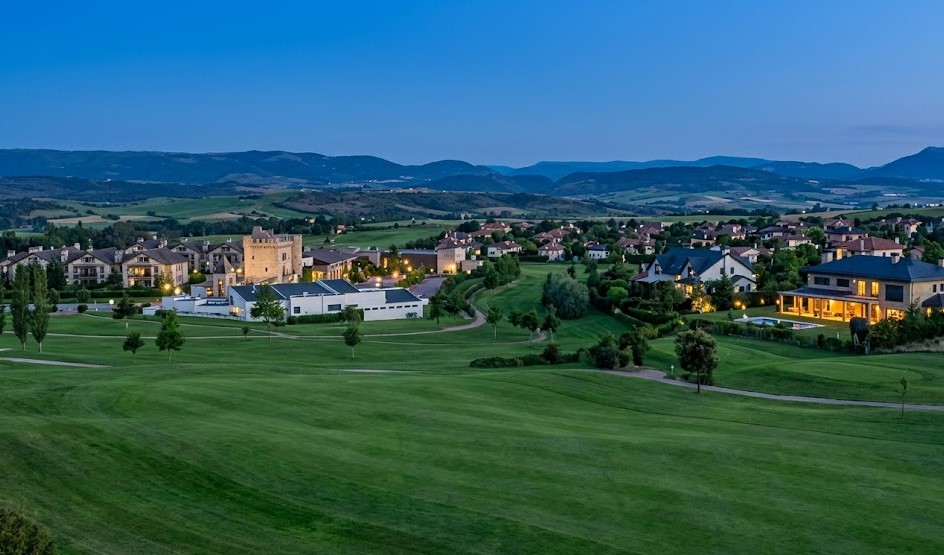 Vista de los chalets de lujo y el entorno natural del Club de Golf en Gorráiz, Valle de Egüés